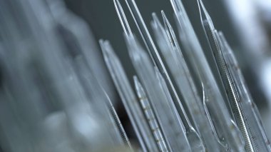 İlaç şişeleri, testler ve deneyler için tıbbi ekipmanlar, bilim laboratuvarı, sağlık ve çevre, insan ve virüsler, makroevren