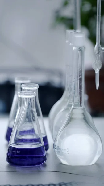 İlaç şişeleri, testler ve deneyler için tıbbi ekipmanlar, bilim laboratuvarı, sağlık ve çevre, insan ve virüsler, makroevren