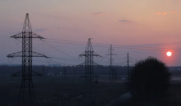 Günbatımında şehir manzarası, endüstriyel şehir, elektrik hattı, yüksek voltaj, güvensiz alan, güzel manzara, inşaat