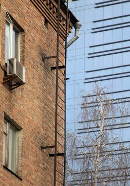 Şehir manzarasının arka planı ve dokusu yoğun şehir dmmalarından gökyüzü yüksek binalardan görülemiyor. sokaklar ve evler perspektifi