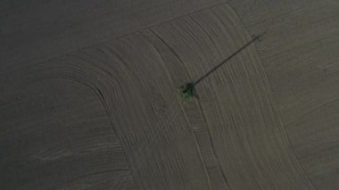 boş bir arazi manzarası, vahşi doğadaki elektrik hattı, gerilim ve güçlü voltaj, arkaplan olarak soyutlama veya yeryüzünün dokusu, kısır görünüm