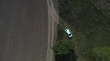 Güzel doğa, farklı dokuların kombinasyonu, aktif yaşam tarzı ve seyahat, yeni yerlerin keşfi, tarladaki araba, orman, doğa, helikopterin hava görüntüsü ve uçuşu, aile tipi seyahat