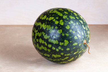 Gri ve bej arkaplanda tam karpuz