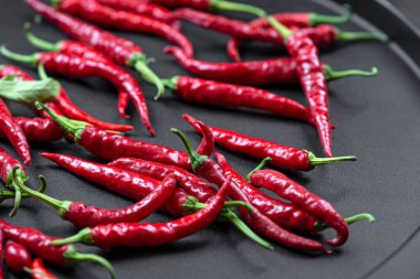 Koyu arkaplanda taze biber.