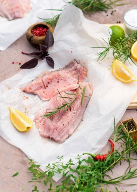 Sazan fileto filetosu mutfak masasında, pişirme işlemi.