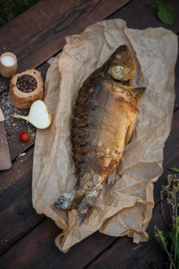 Ayna sazan balığı, el işi kağıdına tüttürmüş.