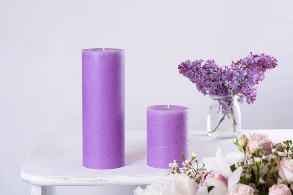 Sur Table Sont Des Bougies Violettes Une Fleur — Photo