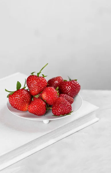 Fragole Fresche Sfondo Bianco Con Libro — Foto Stock