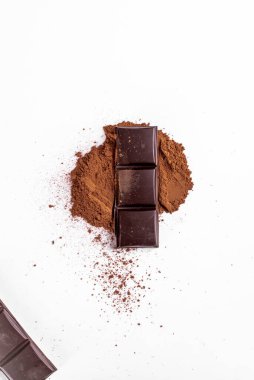 Beyaz bir arka planda kakao, bir çikolata çubuğu