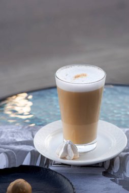Cappuccino, sütlü kahve, şekerli çay.