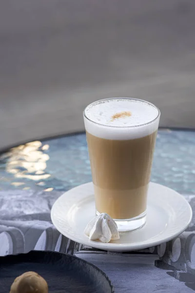 Cappuccino, sütlü kahve, şekerli çay.