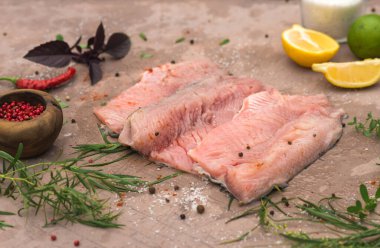 Sazan fileto filetosu mutfak masasında, pişirme işlemi.