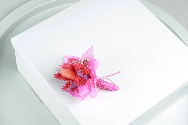 Вид Сверху Маленького Симпатичного Красного Государственного Цветка Белой Бланковой Бумаге — стоковое фото