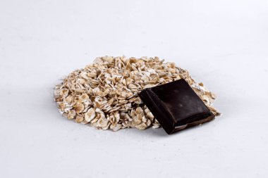 Beyaz arka planda yulaf ezmesi. Çikolatalı yulaf ezmesinin yan görüntüsü.