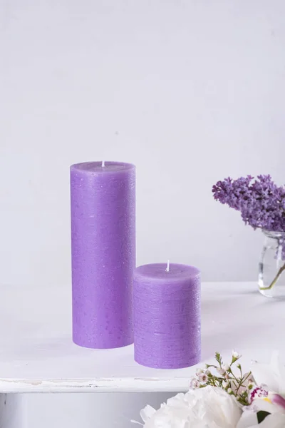 Sur Table Sont Des Bougies Violettes Une Fleur — Photo