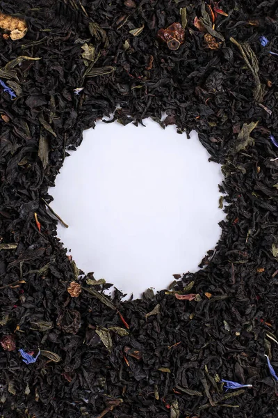 Kuru Siyah Meyve Yaprakları Çember Şeklinde Beyaza Izole Edilmiş — Stok fotoğraf