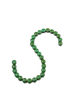 Beyaz arka planda yeşil oval şekilli destek hapları yığını, S harfi.