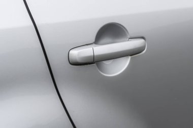 Gümüş arabanın kapı tokmağı. Yakın plan.