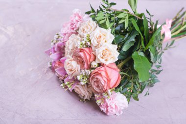 Beyaz izole arkaplanda bir buket gül karanfili.