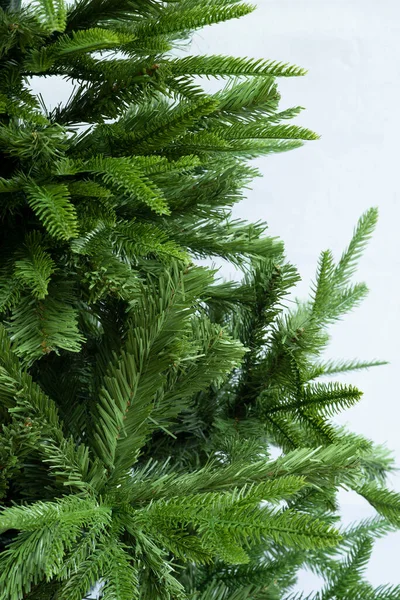 Kunstmatige Kerstboom Van Groene Kleur Close Een Witte Achtergrond — Stockfoto