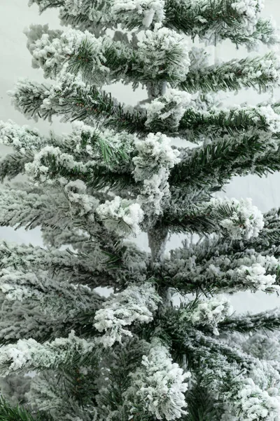 Árbol Navidad Artificial Color Verde Con Nieve Cerca Sobre Fondo —  Fotos de Stock