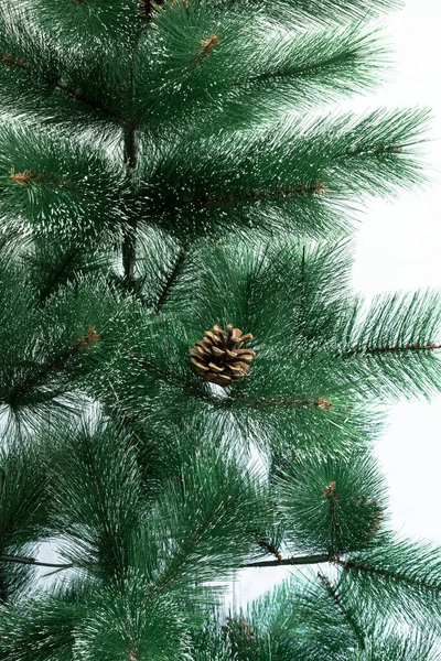 Albero Natale Artificiale Colore Verde Con Coni Primo Piano Sfondo — Foto Stock