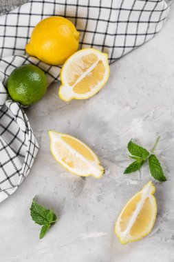 Beyazlar ve taze nane, gri beton arka planda.