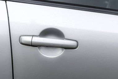 Gümüş arabanın kapı tokmağı. Yakın plan.