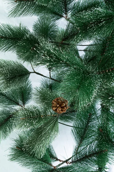 Kunstmatige Kerstboom Van Groene Kleur Met Kegels Close Een Witte — Stockfoto
