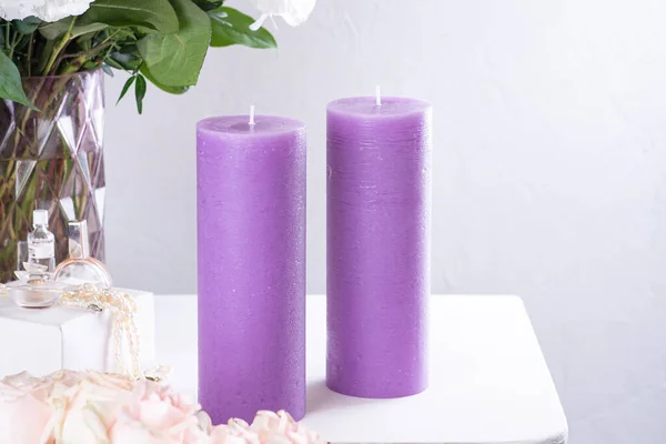 Sur Table Sont Des Bougies Violettes Une Fleur — Photo