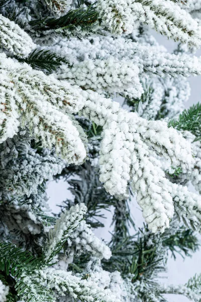 Abeto Artificial Color Verde Con Nieve Cerca —  Fotos de Stock