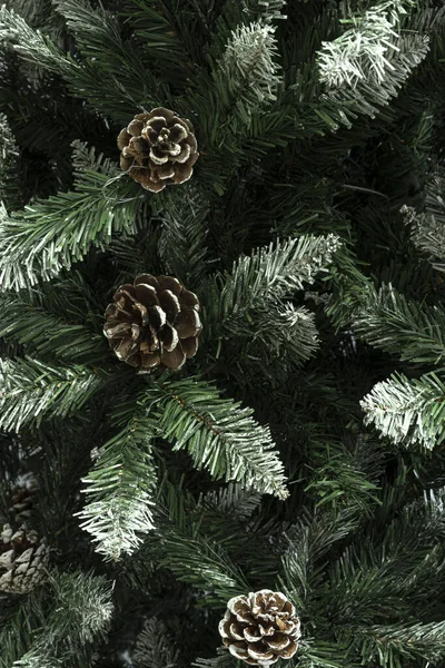 Árbol Navidad Artificial Color Verde Con Nieve Conos Primer Plano —  Fotos de Stock