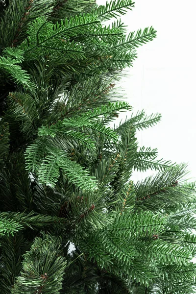 Árbol Navidad Artificial Color Verde Cerca Sobre Fondo Blanco — Foto de Stock