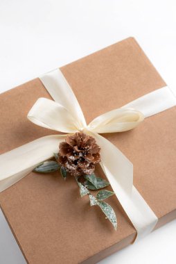 Beyaz arka planda beyaz kurdeleli renkli Noel hediyesi kutusu