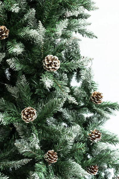 Arbre Noël Artificiel Couleur Verte Avec Neige Cônes Gros Plan — Photo