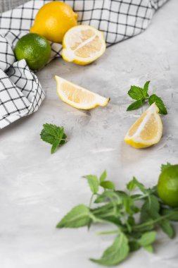 Beyazlar ve taze nane, gri beton arka planda.