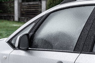 Kardan arabayı temizliyorum. Kar ve kar fırtınasından sonra arabanın ön camını temizlemek..