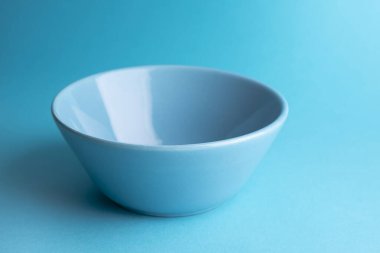 Mavi seramik kase, boş kase ya da bardak. Kırpma yolu ile beyaza izole edilmiş..