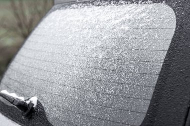 Kardan arabayı temizliyorum. Kar ve kar fırtınasından sonra arabanın ön camını temizlemek..