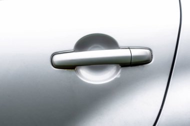 Gümüş arabanın kapı tokmağı. Yakın plan.