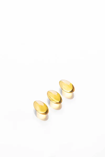 Omega 3 Fish Oil Supplement Capsules geïsoleerd op een witte achtergrond. — Stockfoto