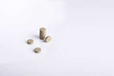 Beyaz arka planda izole edilmiş haplar, haki rengi