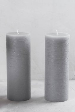 Gri arkaplanda gri dekoratif mumlar.