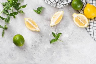 Beyazlar ve taze nane, gri beton arka planda.