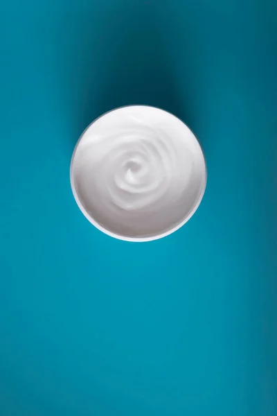 Detailní Záběr Bílé Krásy Krém Nebo Jogurt Světle Modrém Pozadí — Stock fotografie