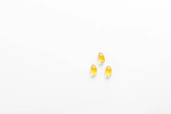 Omega 3 Balık Yağı Ek Kapsülleri Beyaz Arkaplanda İzole Edildi.