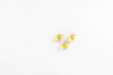 Omega 3 Balık Yağı Ek Kapsülleri Beyaz Arkaplanda İzole Edildi.