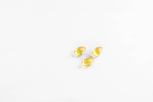 Omega 3 Balık Yağı Ek Kapsülleri Beyaz Arkaplanda İzole Edildi.