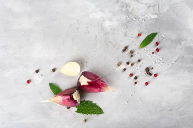 Gri arka planda baharatlı taze meyve.