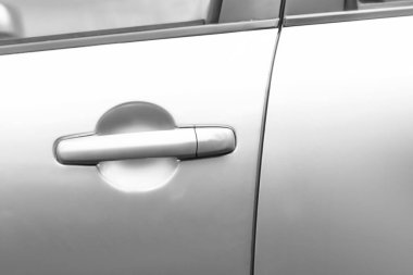 Gümüş arabanın kapı tokmağı. Yakın plan.